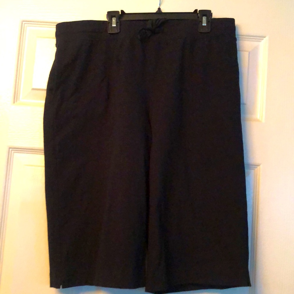 Karen Scott PL stretch shorts. Beautiful fabric. Comfortable tie waist. Black